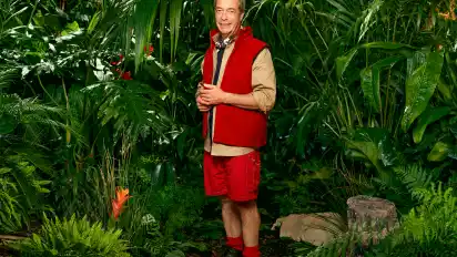 In roter Weste, roten Shorts und auf roten Socken im grünen Dschungel: Nigel Farage.