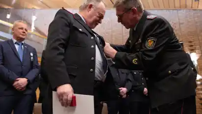 Beim Empfang wurden zahlreiche Feuerwehrleute für ihr langjähriges Engagement geehrt.