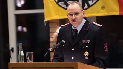 Gemeindebrandmeister Bernd Scharringhausen übernahm Mitglieder in den aktiven Dienst.