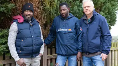 Johannes Kaluza, ehemaliger Flüchtlingssozialarbeiter der Caritas, will gemeinsam mit Mahmoud Difiallah und Hassan Abdelrahman (von rechts) den sudanesischen Flüchtlingen im Tschad helfen und sammelt dafür Spenden.