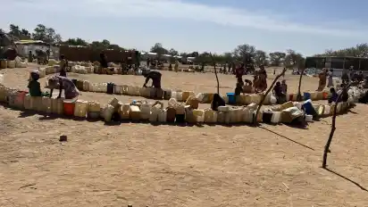 Zehntausende Menschen aus dem Sudan versuchen dort zu überleben. Wasser gibt es nur aus Erdlöchern.
