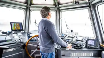 Seit zwei Jahren schon muss Bremerhaven auf die Hafenrundfahrt verzichten. An diesem Tag übernimmt ausnahmsweise Roland Hoffmann von Bremenports das Steuer.