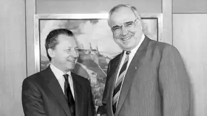 Der damalige Bundeskanzler Helmut Kohl (CDU, r) empfängt 1987 den Präsidenten der EG-Kommission, Jacques Delors, zu einem Meinungsaustausch.