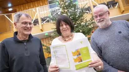 Heinz-Helmut Scharnhusen (von links), Anke Heger und Walter Runge stellen das neue Programm der Senioren 50plus vor. Dieses liegt jetzt überall aus.