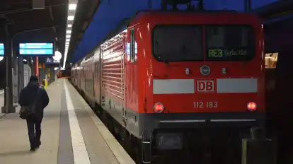 Eine Regionalbahn der Linie RE 3 Berlin steht ohne Personal im Hauptbahnhof.