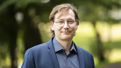 Peer Rosenthal ist seit dem Sommer 2022 Hauptgeschäftsführer der Arbeitnehmerkammer Bremen. Aus seiner Sicht müssen jetzt Impulse für Investitionen in der Wirtschaft gesetzt werden.