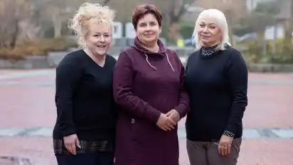Katrin Moser (links) und Ludmilla Kovton (rechts) freuen sich sehr, dass Natalja Schellenberg (mitte) in der Flüchtlingshilfe der Diakonie Syke aktiv ist.