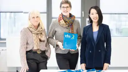 Maike Hundertmark (von links), Leiterin Barbara Brockmann und Fan Yang stellen das neue Programmheft der VHS für das kommende Frühjahr in Bassum vor.