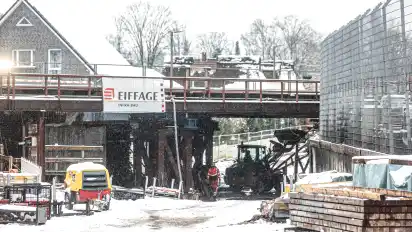 Arbeiten an der Baustelle an der Eisenbahnbrücke an der Hermann-Fortmann-Straße im Juli 2022.