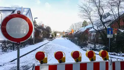 Das Hochwasser hat nicht nur die Häuser im Zollpfad betroffen, auch die Straße selbst ist unterspült worden und bleibt daher fürs Erste für Autos gesperrt.