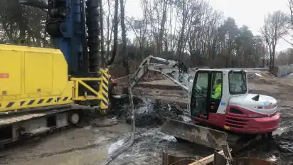 Mit dem Neubau der Wörpebrücke bei Wilstedt geht es voran. Jetzt haben die Gründungsarbeiten begonnen.