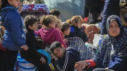 Viele palästinensische Familien verlassen Chan Junis und suchen an anderen Orten Schutz.