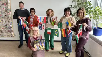 Bunt und international stellt sich die Volkshochschule Osterholz-Scharmbeck vor. Dafür sorgen Ihno Schild, Yesmmi Gemio, Carolin Dallmann, Natasha Zupkovic, Doris Frederik und Gabriele Haar (von links).