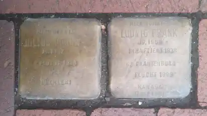 Die Stolpersteine vor dem Haus an der Hauptstraße 44 in Lilienthal erinnern an die jüdische Fotografenfamilie Frank. Am Haus befindet sich eine Tafel, die nur schwer lesbar ist.