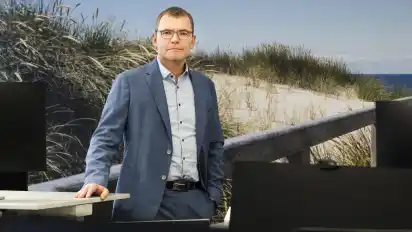 Modernes Arbeiten vor Strandfotokulisse: Rainer Lekzig und seine Mitarbeiter sind in die neue Siemens-Niederlassung im Tabakquartier umgezogen.