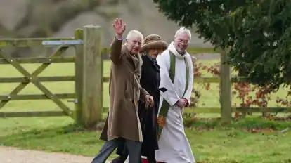 Der britische König Charles III. und Königin Camilla kommen zu einem Sonntagsgottesdienst in der St. Mary Magdalene Church.