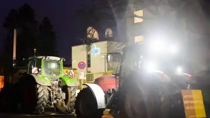 Nach Angaben der Protestanmelder protestieren Landwirte und der Mittelstand vor dem NDR, um stellvertretend alle Medien für die Berichterstattung über ähnliche Demonstrationen zu kritisieren.