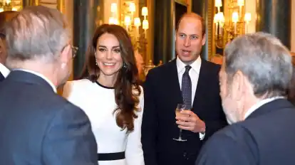 Prinzessin Kate hatte sich Mitte Januar einer Operation im Bauchraum unterzogen und war darauf knapp zwei Wochen lang im Krankenhaus. Prinz William nahm daraufhin eine Auszeit, um für seine Familie da zu sein.