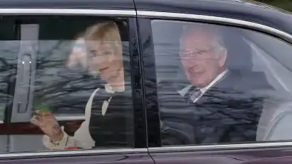 König Charles III. und Königin Camilla verlassen das Clarence House.
