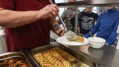 Schüler holen sich in der Mensa der Kooperativen Gesamtschule ihr Essen.
