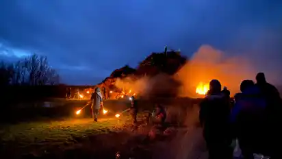 Die Biikefeuer auf Föhr ziehen jedes Jahr zahlreiche Inselbewohner und Gäste an.