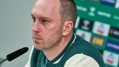 Ole Werner bei der Pressekonferenz vor dem Spiel von Werder Bremen gegen Heidenheim.