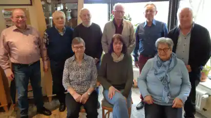 Ulf Franzke mit den Jubilaren Horst Ortmann, Gerold Heeren, Ulrich Dressler, Bela Galuska und Hans-Dieter Stelljes sowie vorne Waltraut Murken, Corinna Licht und Brigitte Stelljes (jeweils von links).