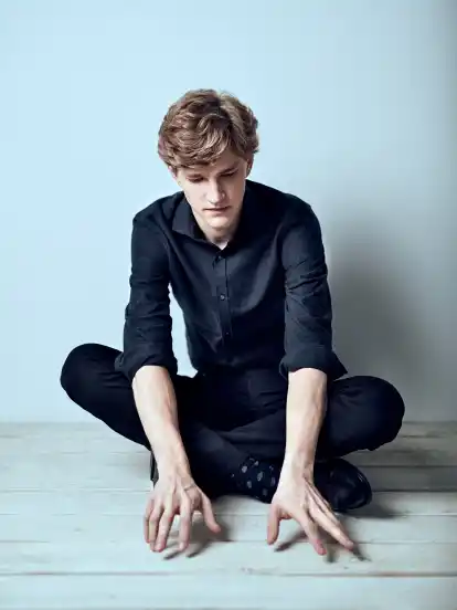Jan Lisiecki kommt 2024 dreimal nach Bremen. ”Ich mag das hanseatische Flair am Wasser”, sagt er.