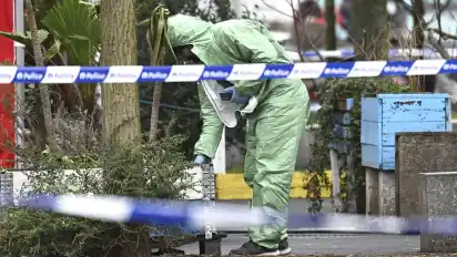 Ein Ermittler untersucht einen Tatort in der belgischen Hauptstadt Brüssel.
