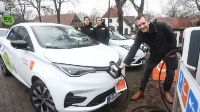 Der Carsharing-Anbieter Cambio eröffnet seine erste E-Auto-Station in Borgfeld. Geschäftsführer Lasse Schulz (vorne) bringt die Flotte gemeinsam mit den Investoren Timon und Torge Hilken (v.l) an den Start.