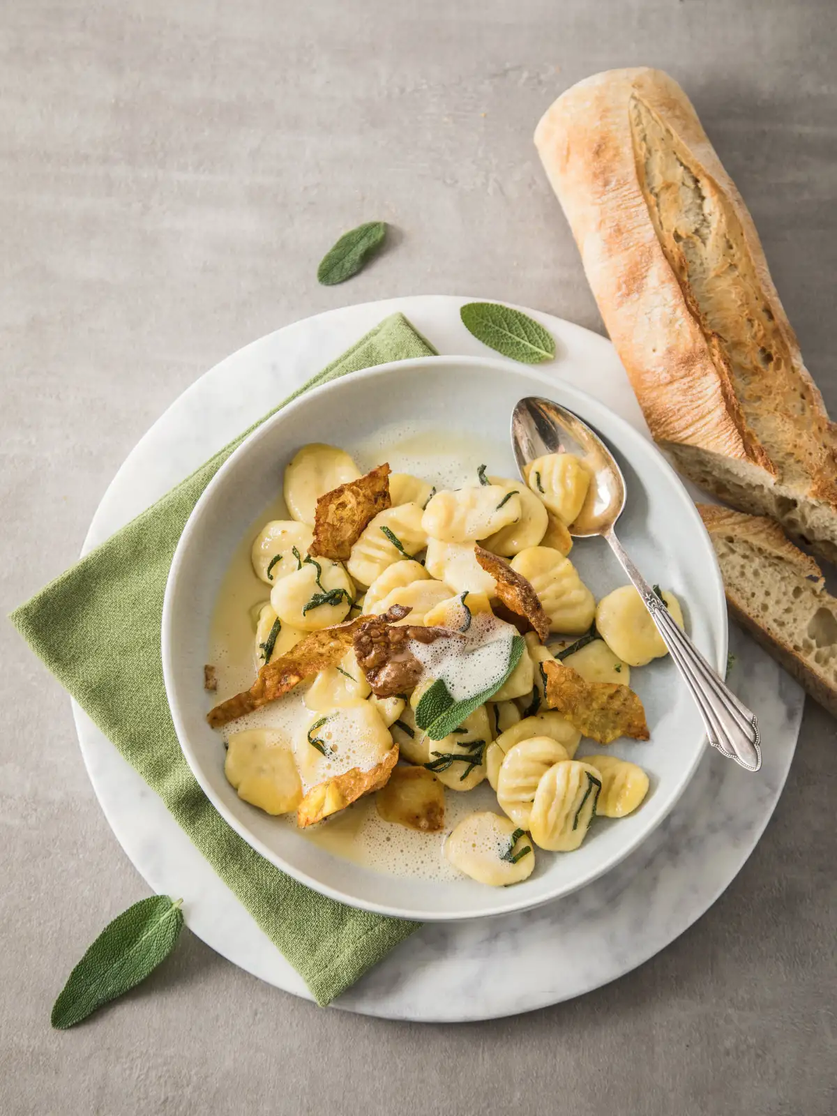 Kochen beim ersten Date Mit Gnocchi einander näher kommen