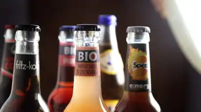 Softdrinks von Marken wie Fritz-Kola, Club-Mate, Spezi oder Bionade sind schon länger angesagt.