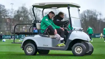 Mit dickem Verband am rechten Fuß wurde Werders Kapitän Marco Friedl am Dienstag in einem Golfcar vom Trainingsplatz gebracht.