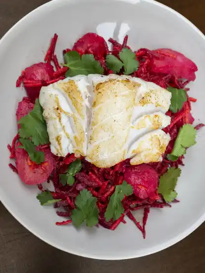 Skrei: Winterkabeljau mit Kartoffelsalat, Koriander und Roter Bete