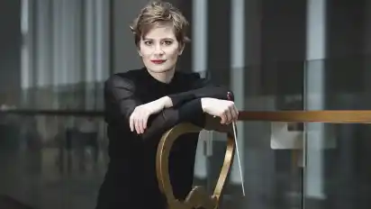 Die Dirigentin Anja Bihlmaier hat ihr Bremen-Debüt mit der Deutschen Kammerphilharmonie gegeben.