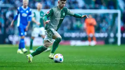 Romano Schmid ist einer von sechs Werder-Profis, denen eine Gelbsperre droht.