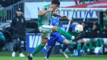 Julian Malatini im Zweikampf mit Marvin Mehlem vom SV Darmstadt 98.