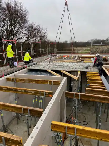 Die erste Geschossdecke der neuen Seniorenresidenz am Hohenberg in Osterholz-Scharmbeck wird eingebaut. Die Zimmer entstehen in Systembauweise.