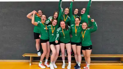 Die Aufstiegsmannschaft des TuS Sudweyhe (oben von links): Trainerin Julia Hoffmann, Pia Arnhold, Emma Scibbe, Carlotta Kehlenbeck, Merrit Eilers sowie unten Luisa Schlemm, Malin Wetjen, Carolin Witt, Alina Ehlers und Nina von Weyhe. Auf dem Bild fehlt Vanessa Rippe.