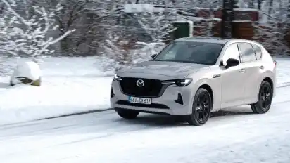 Wenn in Bremen schon mal Schnee liegt, dann ist so ein CX-60 D 200 genau die richtige Wahl für eine Ausfahrt, hier über den Stadtwerder. Denn ein Mittelklasse-SUV mit Sechszylinder-Diesel: Das ist ähnlich selten wie ein Wintereinbruch in der Hansestadt.