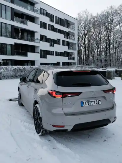 Keine Experimente, bitte: Bei seinem neuen Flaggschiff CX-60 hat Mazda darauf verzichtet, die Kundschaft durch eine allzu ungewohnte Optik zu verstören. So fügt sich das SUV auch in seiner Rückansicht nahtlos in die bestehende Modellfamilie der Japaner ein.