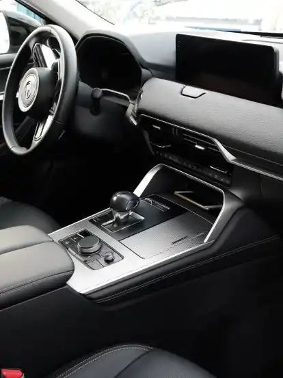Sieht prima aus, fasst sich gut an – und darüber hinaus erkennt die Kommandozentrale des CX-60 auf Wunsch sogar, wer gerade hinter dem Steuer Platz genommen hat und welche Einstellungen von Sitz, Lenkrad und Spiegeln nötig sind. Das Ganze ist kamerabasiert und nennt sich Driver Personalization System.