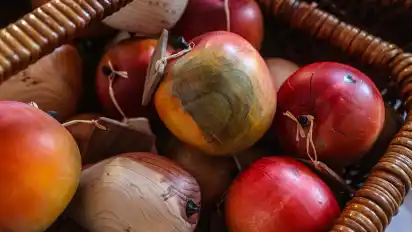 Friedrich-Karl Wittenbergs gedrechselten Äpfel und Birnen sehen annähernd aus wie echtes Obst.