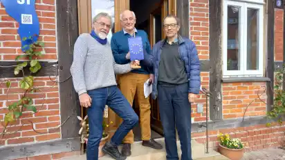 Gerd Thiel (von links), Johannes Huljus und Friedrich Hagedorn vom Verein Rund ums Syker Rathaus haben für das Kultur-Café in der Alten Posthalterei in diesem Jahr Europa und die EU fest im Blick.
