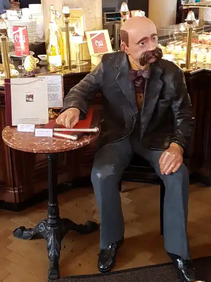 Das Wiener Café Central hat seinem Stammgast von einst sogar einen Gedenktisch spendiert: Gleich am Eingang sitzt eine Figur des Kaffeehausdichters Peter Altenberg.