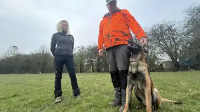 Hundeführer Lars Prößler arbeitet mit Trainerin Sabrina Bäcker an Murdogs Unterordnung.