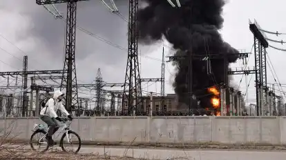 Durch einen der heftigsten Luftangriffe in mehr als zwei Jahren Angriffskrieg hat Russland schwere Schäden am Energiesystem der Ukraine angerichtet. In der ostukrainischen Großstadt Charkiw fiel der Strom komplett aus.
