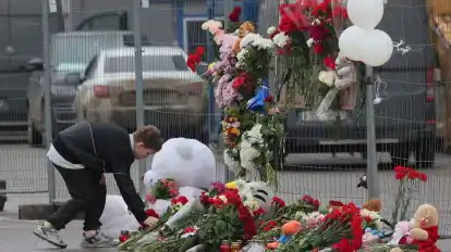 Ein Junge trauert um die Opfer des Anschlags auf die Crocus City Hall in Moskau.
