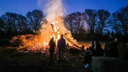 An den Osterfeiertagen lodern in Bremen auch in diesem Jahr wieder die Osterfeuer.