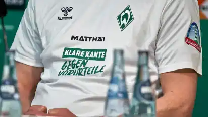 „Klare Kante gegen Vorurteile“ – das ist nur einer von vielen Schriftzügen, die am Samstag beim Spiel gegen den VfL Wolfsburg auf den Aufwärmshirts des SV Werder Bremen stehen wird.